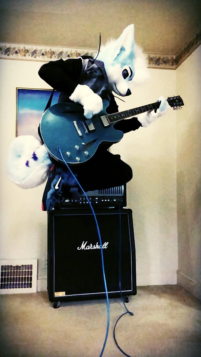 bluehuskybutt's tweet image. Here are some screen shots from yesterday’s videos. Jem alway wanted to be a rockstar 💎🤟🏻