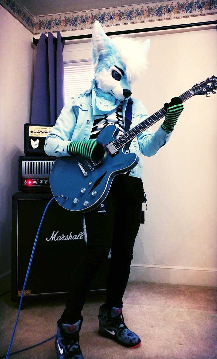 bluehuskybutt's tweet image. Here are some screen shots from yesterday’s videos. Jem alway wanted to be a rockstar 💎🤟🏻