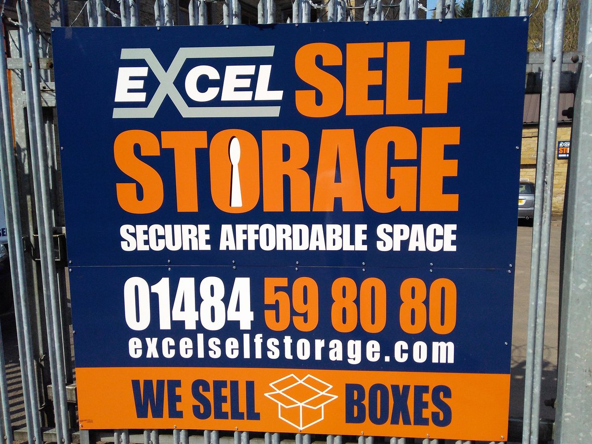 HCPKenno's tweet image. Dave &amp;amp; Vicky will be out in Hudds from 6:30 bringing Hot/Cold Drinks, Snacks, Toiletries &amp;amp; a billion smiles to our friends.

We've stocked up on Cups &amp;amp; Bottled Water from our container at Excel in Hudds. Thank you to all the staff there for their kindness 💕

💕 OneLove 💕