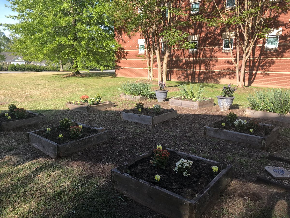 HuskyHumanities's tweet photo. Earth Day success 2018 #hesjourney  @hillside_media @HillsideES @HuskyHumanities thank you to all who came out! https://t.co/q3rbCIjBAt