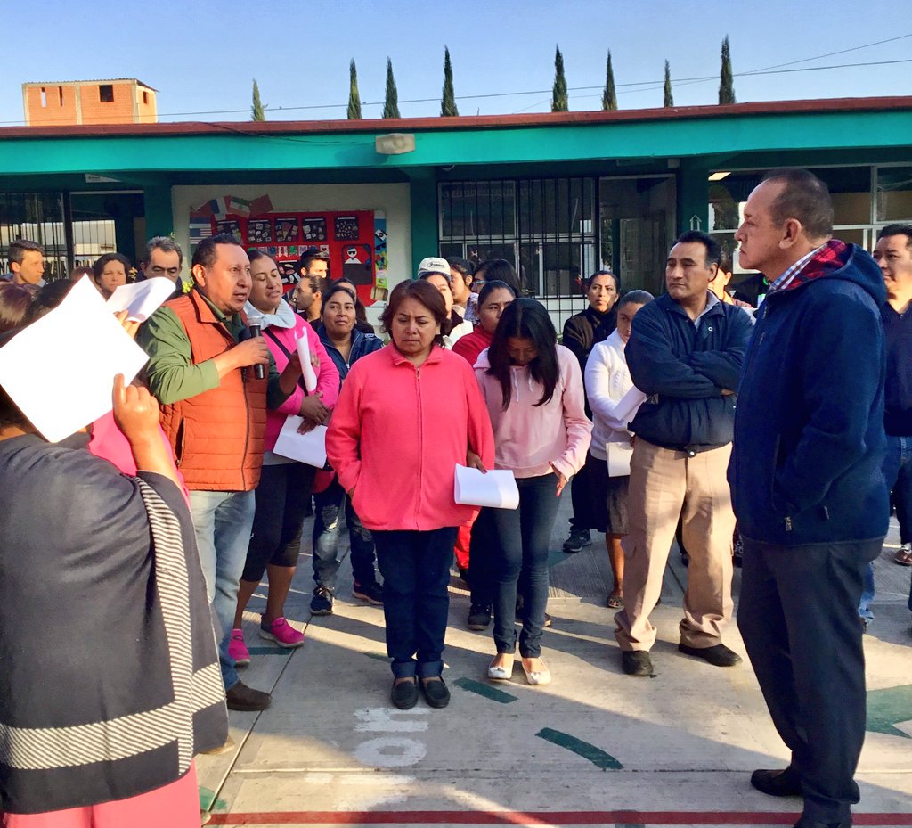 cobaep's tweet photo. El diálogo directo con la comunidad padres de familia, alumnos, docentes y administrativos es lo que fortalece a la familia @cobaep.
Visitamos el Plantel 36 de la U.H. Villa Frontera. @AVictorHugoIH https://t.co/nUJ2Nf4zE0