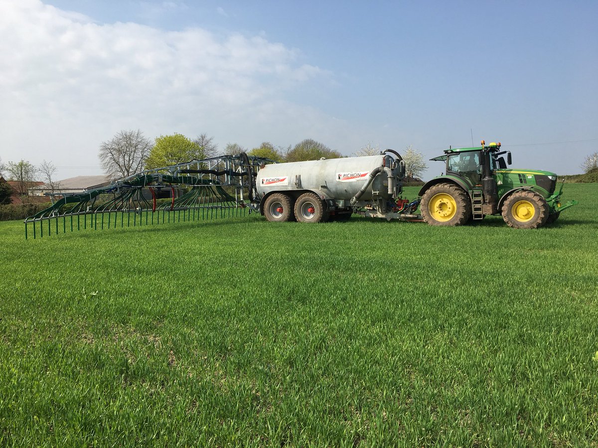 eddnewt's tweet photo. @bentd76 @williamreid14 finally getting the slurry on the wheat. #24metres #slurry #wheat https://t.co/YbnTZalRG4