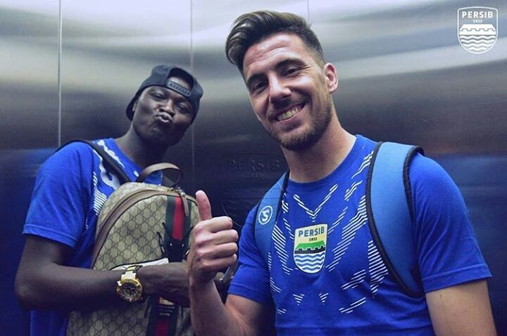 FalseNineFC's tweet photo. If Japan have Hyuga and Tsubasa, Persib have N'Douassel and Bauman! https://t.co/XqkTt5vhwi