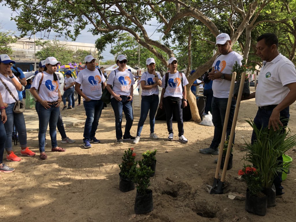 Camarabaq's tweet photo. #AquíEstamos en la jornada de voluntariado de pacto global con nuestra #GenteCamaraBAQ #UnPactoPorSiape https://t.co/Xz4YNF9cRU
