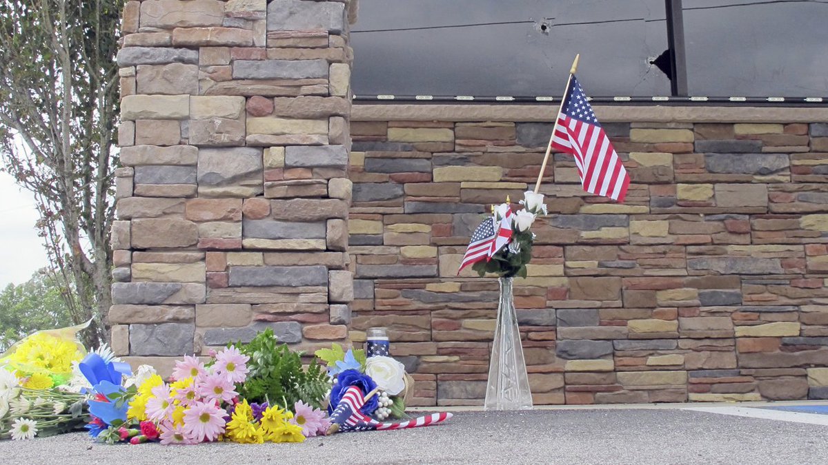 Man who shot 2 deputies in Florida was mystery to neighbors bit.ly/2Hk9XTA https://t.co/V9CCtNG171