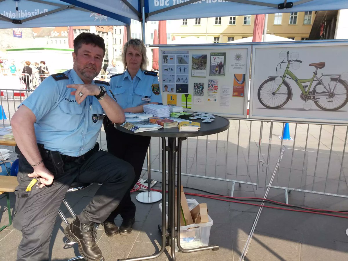Auch die Polizei ist heute auf dem Marktplatz in #Halle (Saale) beim Velo #Fahrradfestival dabei. Kommt vorbei, wir freuen uns.