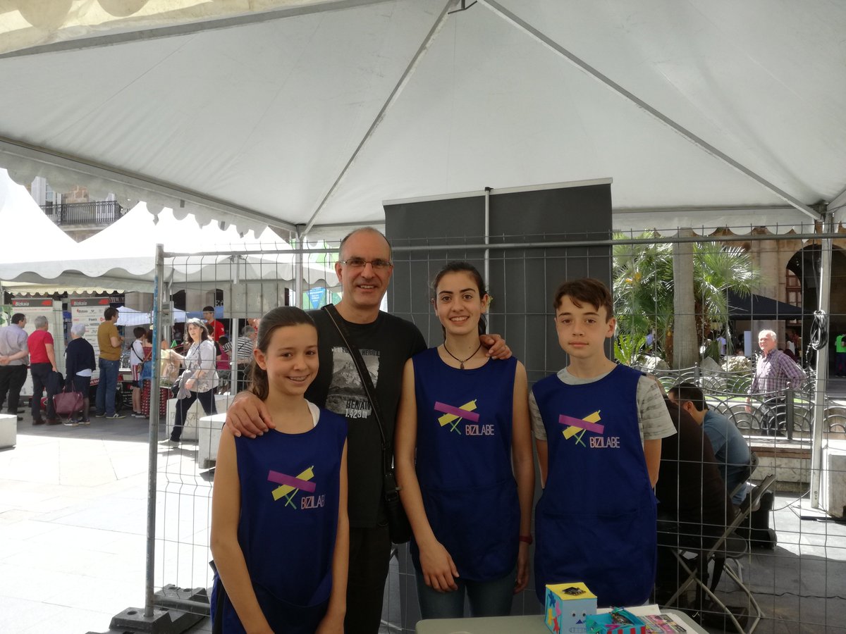 EscolapiosBi's tweet photo. #Heziago DBHko ikasleak zientzia azokan
Aupa #ZientziaAzoka #azoka18!
Aupa @zientziahezk @Elhuyar!
https://t.co/rdXS1QLLFe https://t.co/IcLMp8RP7A