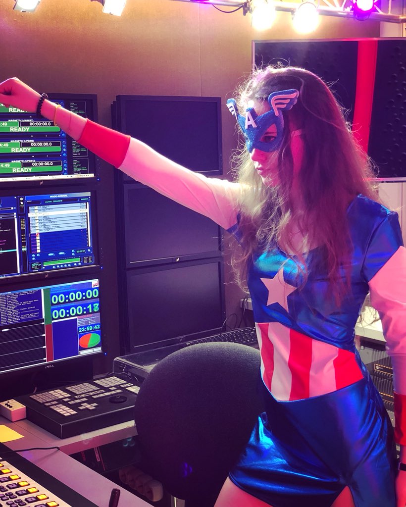 AudeFraineau's tweet photo. Radio le jour, super-héros la nuit. https://t.co/zhQ8GLgld5