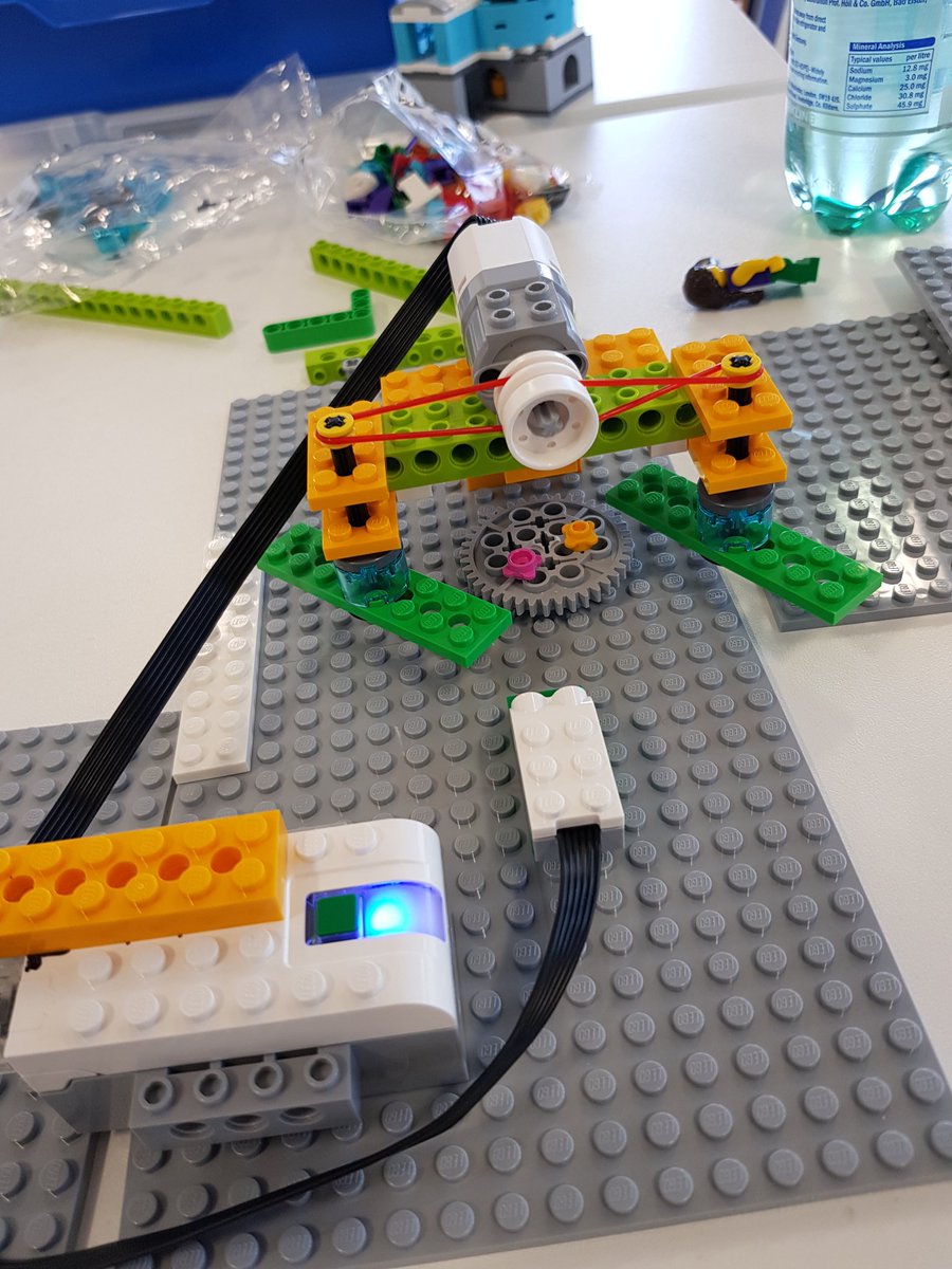 Learnit_Ireland's tweet photo. After 3 hours we've built robots, discovered coding and designed solutions to our aqua adventures problems... Can't wait to see what 200+ brownies come up with after several weeks! #dculeis #iggies https://t.co/SZCrqCFSN8