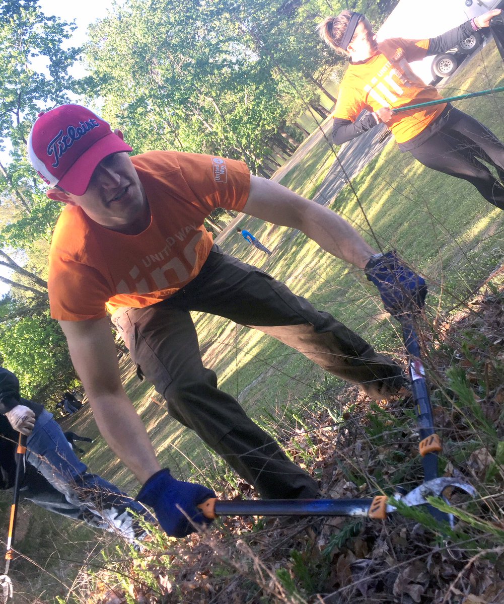 UWGreaterCLT's tweet photo. Our #LINCclt members are leading the way on #HOCDay2018, working at Park Road Park this morning. #LiveUnited https://t.co/OjnED0uvVb