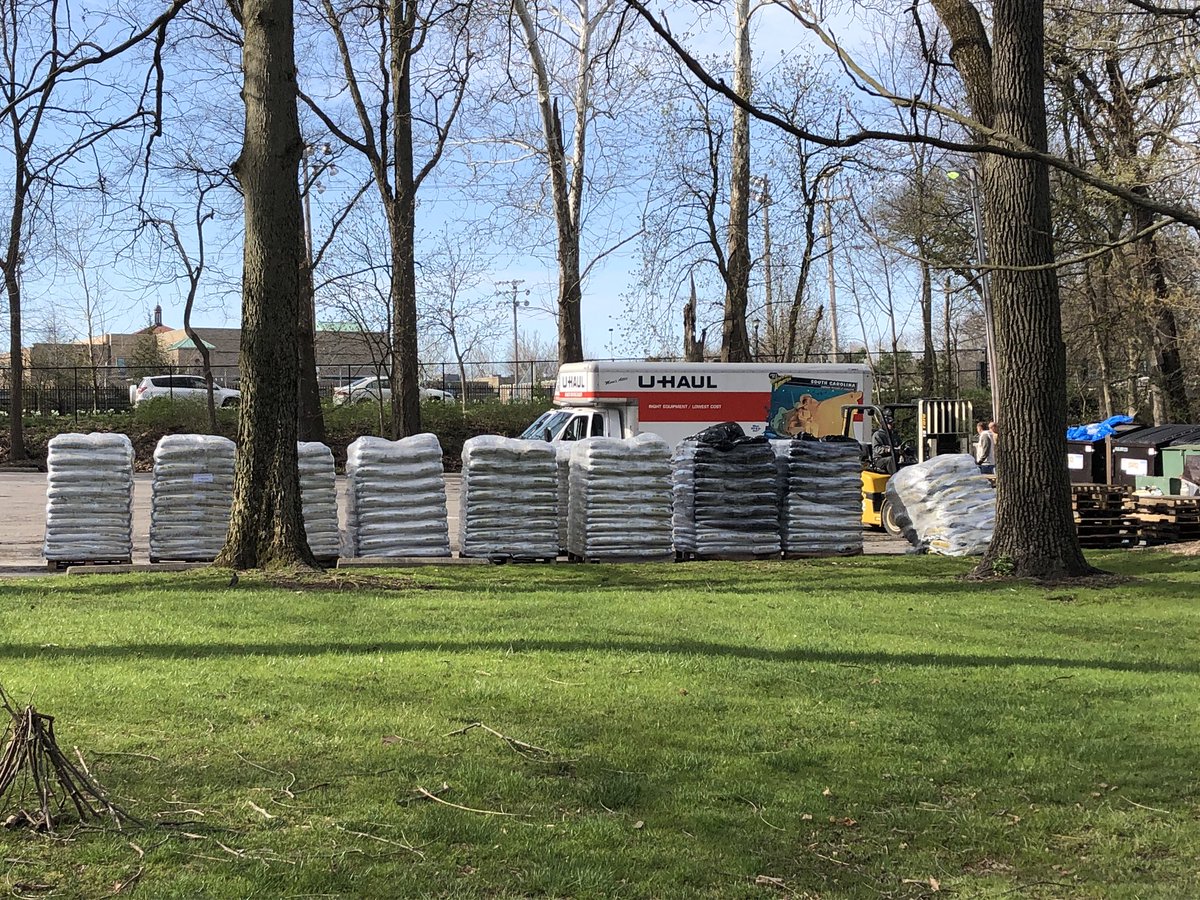 Lots of mulch! <a href="/BexleySchools/">Bexley Schools</a> <a href="/BexleyBoosters/">Bexley Boosters</a> #BexleyBold