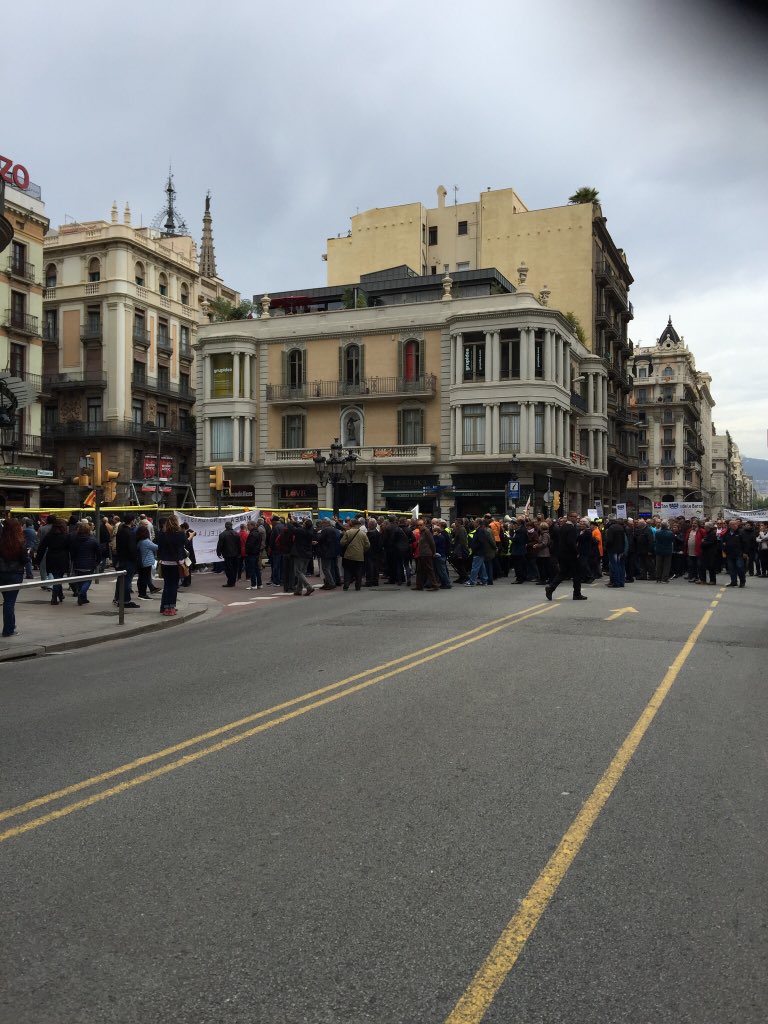 ColRoures's tweet photo. @MotOwnofSER Alguna subvenció fruit de la nostra capacitat negociadora i la gran quantitat de col•legiats! Aqui una reunió informal a peu de carrer... https://t.co/VANMlrmuax
