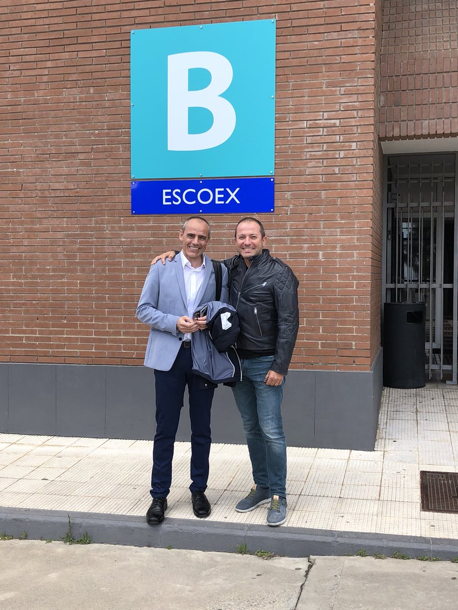 vrubioherrera's tweet photo. 👀 Hoy hemos disfrutado infinitamente con Juan Carlos Ramos DirCom de @Femete con una clase magistral sobre #ComunicaciónInterna en @MCOM_unidam  #Mcom18 @Jucarrama https://t.co/OdIEEFTBRw
