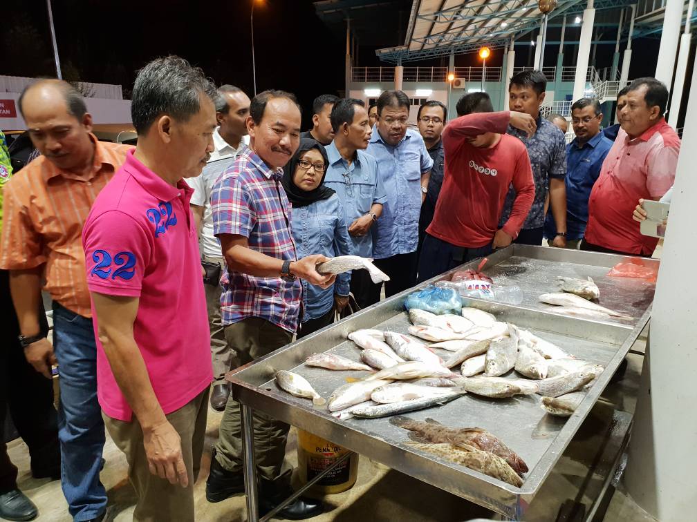LKIM_Malaysia's tweet photo. Walkabout YBhg DS KSU ke Jeti LKIM Chenang sebelum perbincangan bersama pengurusan LKIM dan wakil komuniti nelayan. Turut dibincangkn penyelarasan prog bersama komuniti nelayan yg akan diadakan.  

#MOA 
#LKIM 
#NelayanHeroKami 
#TerimaKasihNelayanMalaysia https://t.co/v5LRAMg70a