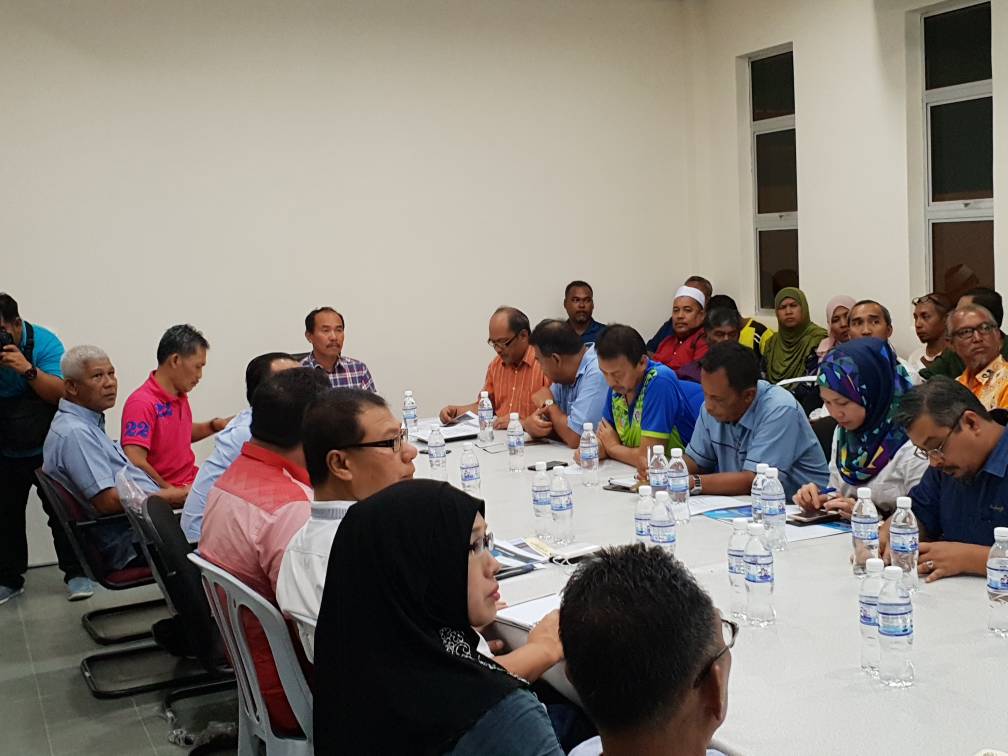 LKIM_Malaysia's tweet photo. Walkabout YBhg DS KSU ke Jeti LKIM Chenang sebelum perbincangan bersama pengurusan LKIM dan wakil komuniti nelayan. Turut dibincangkn penyelarasan prog bersama komuniti nelayan yg akan diadakan.  

#MOA 
#LKIM 
#NelayanHeroKami 
#TerimaKasihNelayanMalaysia https://t.co/v5LRAMg70a