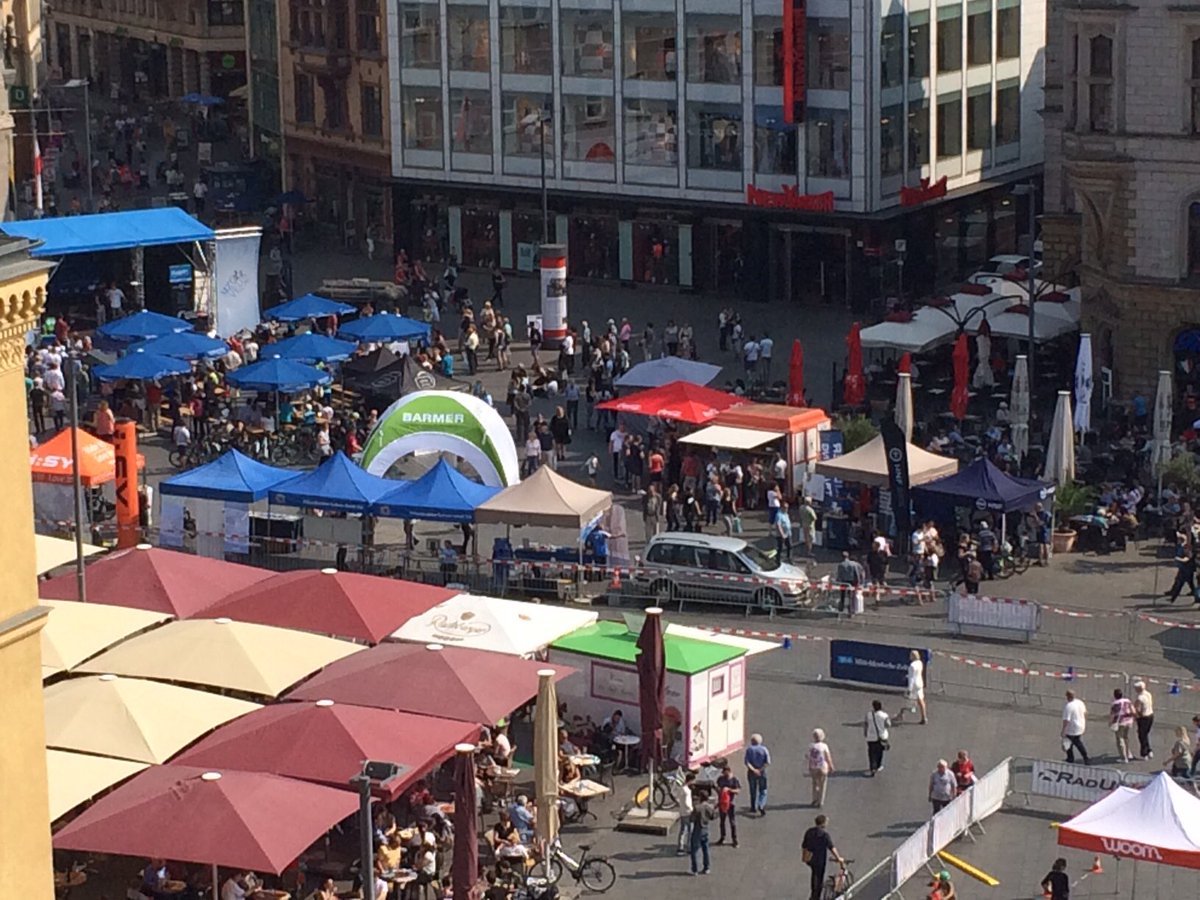 Richtig Trubel heute auf dem #Marktplatz von #Halle beim #MZ-Velo-Tag. Hier der Blick vom obersten Stockwerk von #Kaufhof #Galeria am frühen Nachmittag. Dankeschön an die  Kaufhof-Geschäftsleitung, die uns das Foto zur Verfügung gestellt hat. #Fahrradfestival #bycicleday