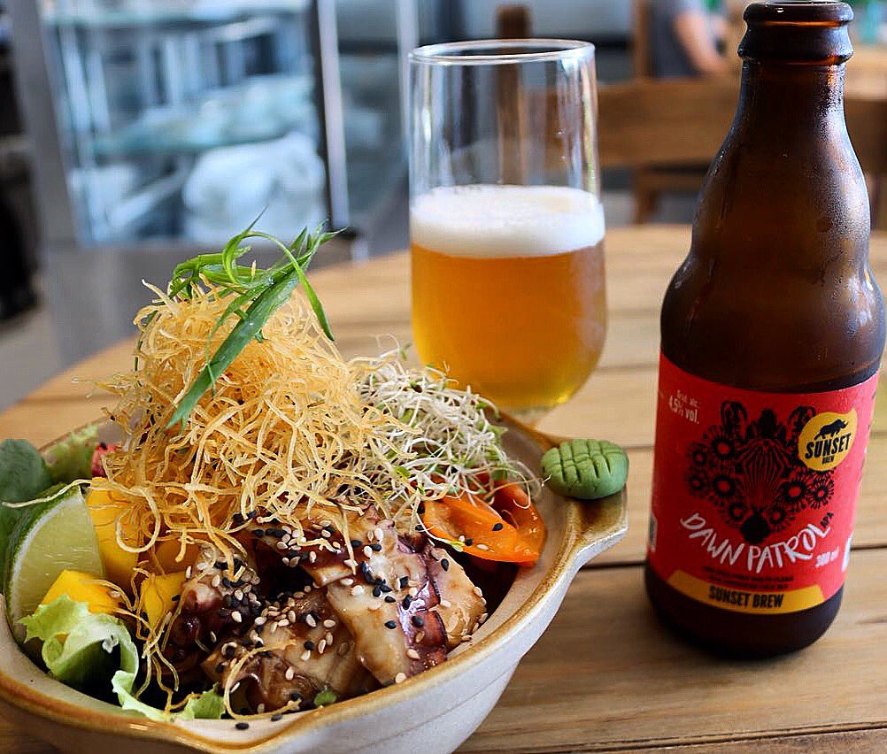 sunsetbrewreal's tweet photo. Feriadinho, uma(s) Sunset Brew, almoço com a família e amigos, sem se preocupar com nada! Quem aí está na mesma vibe? 😎👊🏻🍺 #sunsetbrew https://t.co/FwqrMWw2Qm