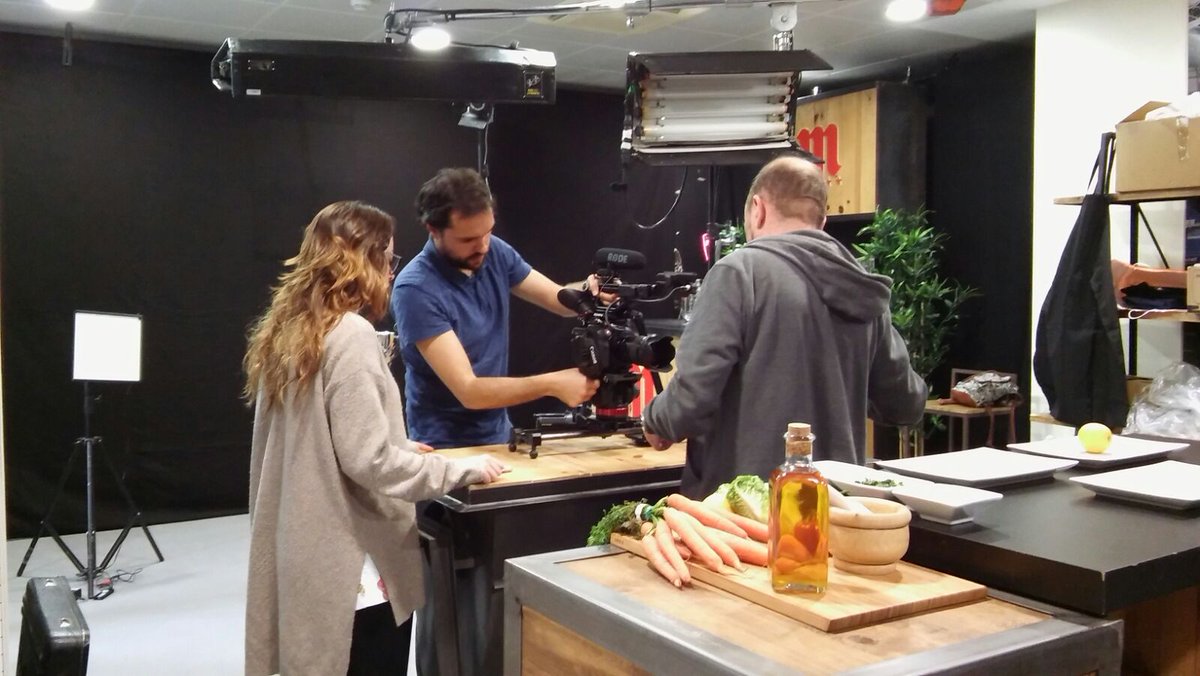 telson_es's tweet photo. Hoy #FinalCopa, nosotros también le damos al #fútbol, pero sin balón 😁😁. #Rodaje en #Valdebebas de la mano  @mahou_es #publicidad #shooting #shootingday https://t.co/zo1x0oFAIf