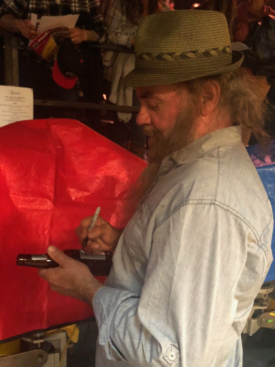 GradyLeeR's tweet photo. Awesome show tonight. Signed my first beer bottle! #TheRanch @theranchnetflix https://t.co/rEQLbLs0u7