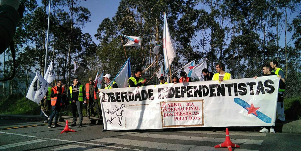 Quevoltem's tweet photo. A sua dignidade, o nosso orgulho! A coluna norte chega a prisom de Villabona, despois dun control da Guardia Civil, para achegar a sua solidariedade a Raul Agulheiro, preso independentista dispersado a 275 km da Terra #MarchaásCadeias2018 #Quevoltem https://t.co/eBENjqxwyJ