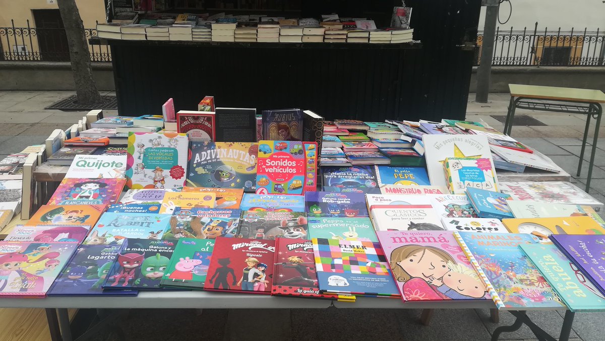 libreriacalvos's tweet photo. Todo listo!! Feria del libro 2018 ya está aqui!!! https://t.co/9WWz2RWPgk