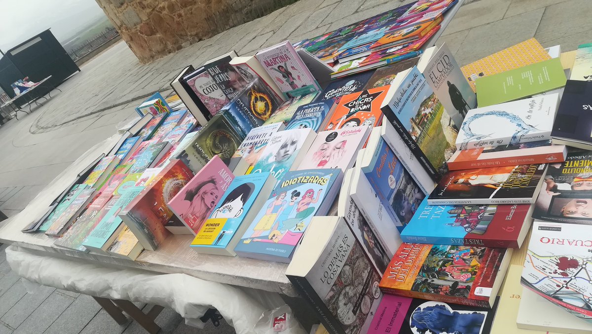 libreriacalvos's tweet photo. Todo listo!! Feria del libro 2018 ya está aqui!!! https://t.co/9WWz2RWPgk