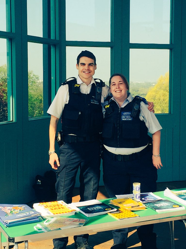 MPSForestHill's tweet photo. #PCSam and #PCSOAmie at the @HornimanFarmers holding a crime prevention stall along with #PCMick! Come and say hello!!!! https://t.co/Krr15ADm2X