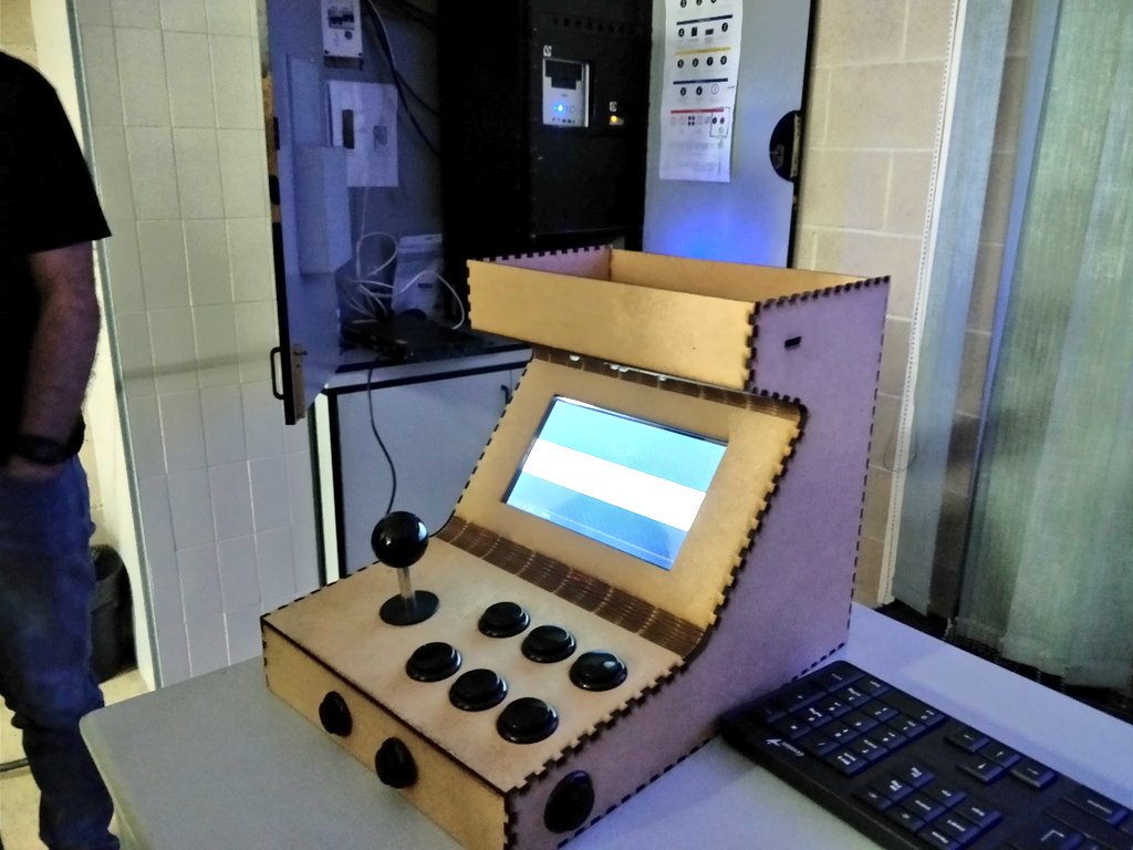 akirasan's tweet photo. El Martí @martipuig91 nos presenta su proyecto de máquina arcade basada en Raspi y con un diseño super compacto hecho con corte láser #JEClot #FreeHardwareDay #FHD2018 @caliu_cat https://t.co/Lr8q3CrCU9