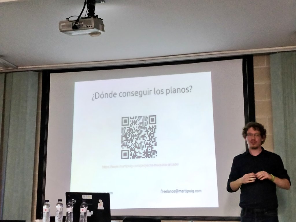 akirasan's tweet photo. El Martí @martipuig91 nos presenta su proyecto de máquina arcade basada en Raspi y con un diseño super compacto hecho con corte láser #JEClot #FreeHardwareDay #FHD2018 @caliu_cat https://t.co/Lr8q3CrCU9