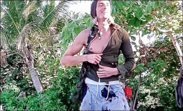 KReunification's tweet photo. Les affaires de Dylan ont brûler en même temps que la cabane
#KohLanta #TF1 https://t.co/uEzvVbmjD0