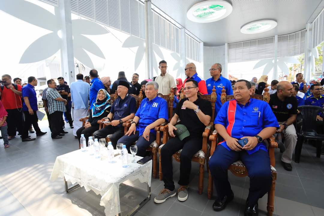 DrZahidHamidi's tweet photo. LIVE - Majlis Pecah Tanah Perpustakaan Digital Bagan Datuk: https://t.co/HXsslmrjH4 @MyMOTAC https://t.co/X0FAv3FuYC