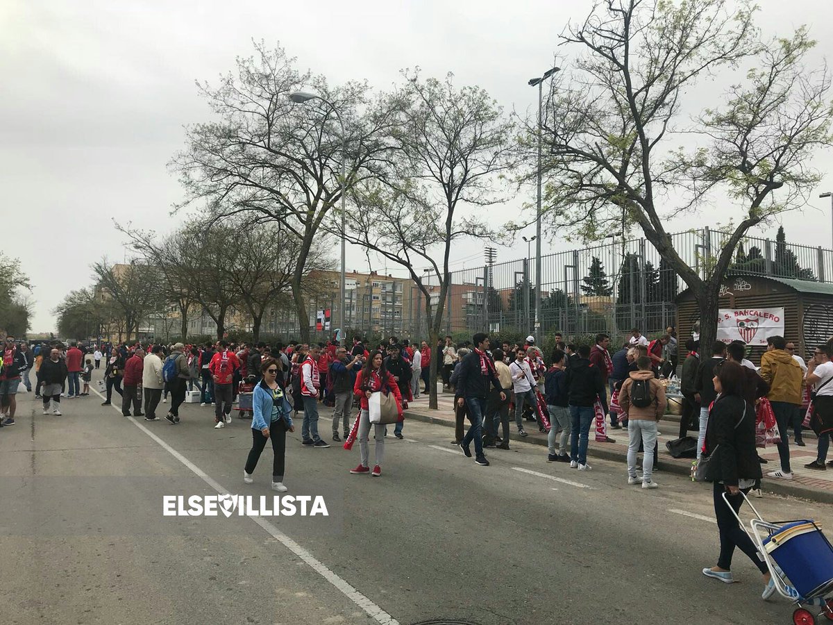 elsevillistaes's tweet photo. A punto de abrir la #FanZoneSFC en Canillejas, @elsevillistacom y la afición sevillista espera para disfrutar de este día histórico #FinalCopa #TodosJuntosAOtraFinal https://t.co/DQAMknN5dt