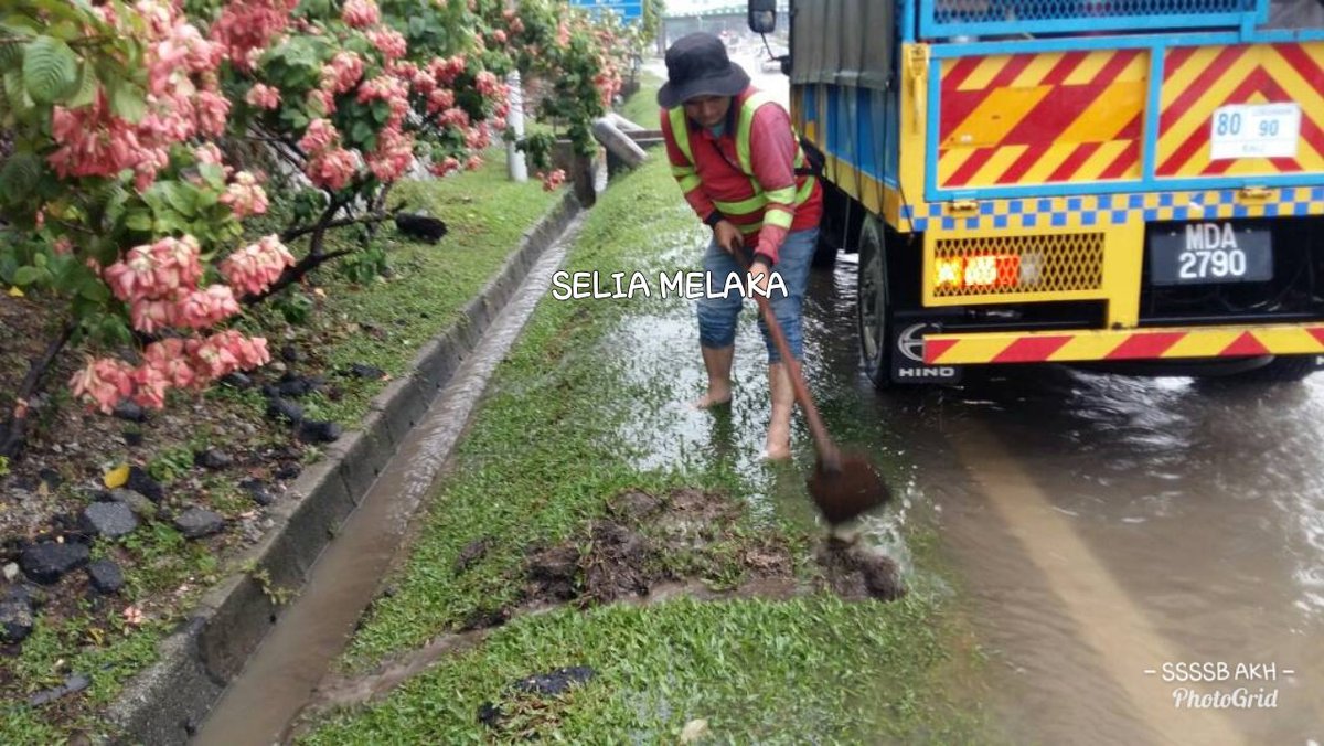 SSSSB_Melaka's tweet photo. 21.4.2018

FT019 Lebuh AMJ
Sek. 41.60
#MelakaTengah @JKRMelakaTengah 

#EmergencyTeamSelia bina Scupper  Drain alirkan air bertakung

Kini Musim 🌧⛈ di #Melaka 

#ZeroPonding sasaran kami

#SeliaGroup #ZonSelatan #InfraRakyat https://t.co/Rz0lhmLBa3