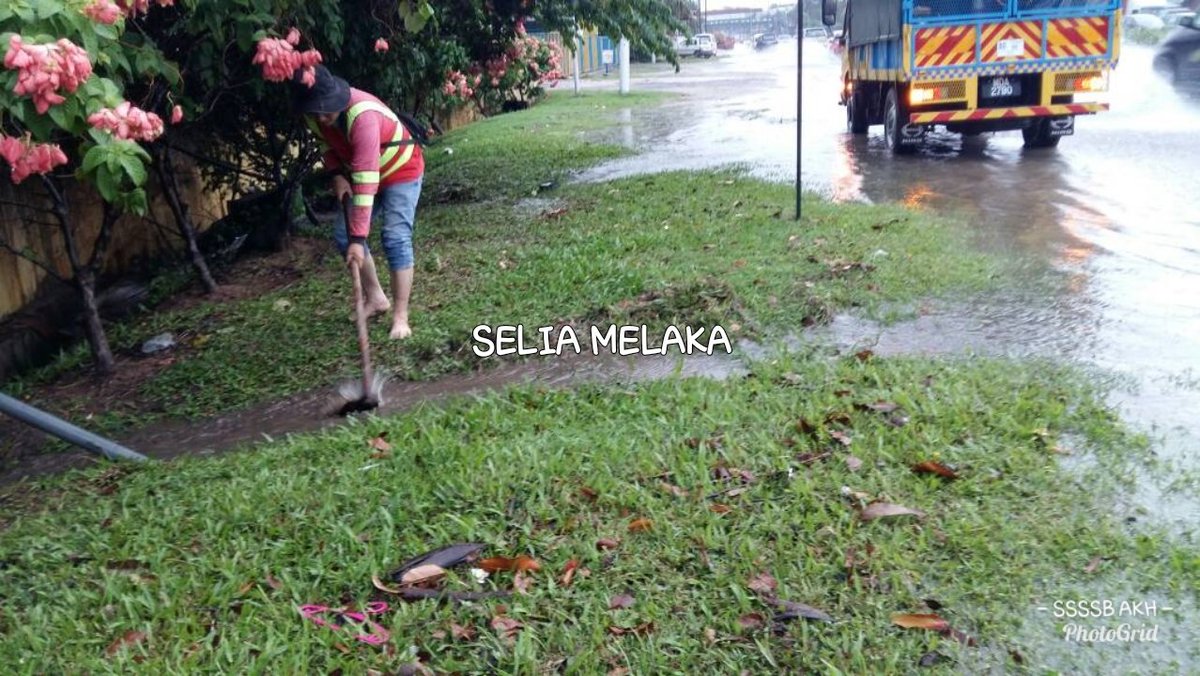 SSSSB_Melaka's tweet photo. 21.4.2018

FT019 Lebuh AMJ
Sek. 41.60
#MelakaTengah @JKRMelakaTengah 

#EmergencyTeamSelia bina Scupper  Drain alirkan air bertakung

Kini Musim 🌧⛈ di #Melaka 

#ZeroPonding sasaran kami

#SeliaGroup #ZonSelatan #InfraRakyat https://t.co/Rz0lhmLBa3