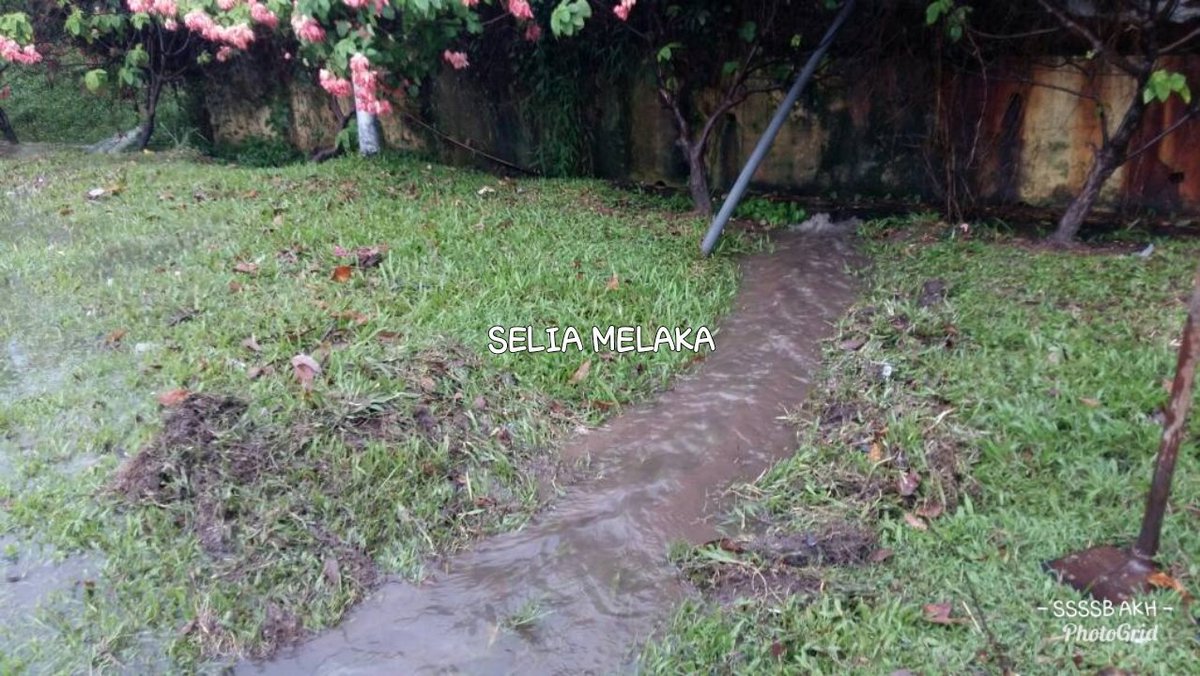 SSSSB_Melaka's tweet photo. 21.4.2018

FT019 Lebuh AMJ
Sek. 41.60
#MelakaTengah @JKRMelakaTengah 

#EmergencyTeamSelia bina Scupper  Drain alirkan air bertakung

Kini Musim 🌧⛈ di #Melaka 

#ZeroPonding sasaran kami

#SeliaGroup #ZonSelatan #InfraRakyat https://t.co/Rz0lhmLBa3
