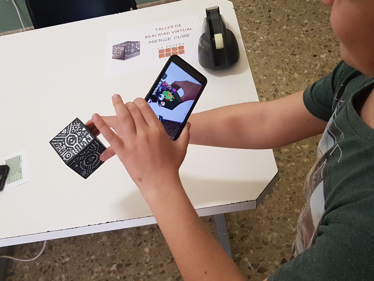 vicentgadea's tweet photo. Taller de #RealidadVirtual en #LaDevesaSchool #Carlet @GrupoSorollaEdu con apps para smartphone, gafas y @Merge Cube.
#LaDevesaJPA18
#VA #VR https://t.co/SBFWfjaF8I