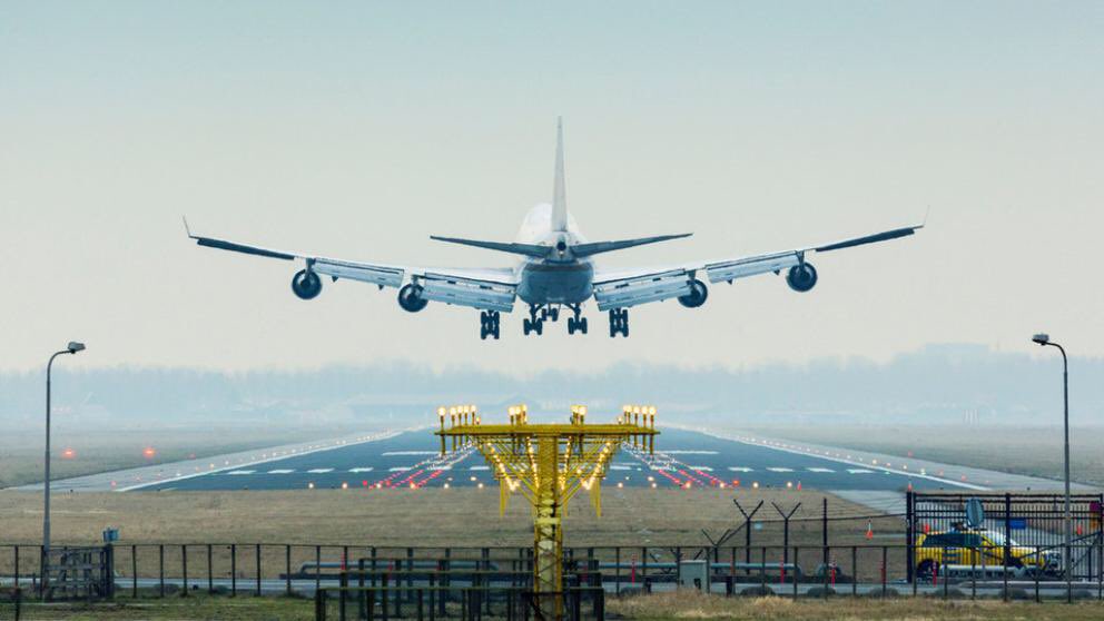 Aterra amb èxit el primer vol Sant Esteve de les Roures - Frankfurt gestionat per <a href="/RouresAirlines/">Roures Airlines</a>. “Aquesta nova línia impulsarà el creixement econòmic de les dues ciutats” afirmen acadèmics d’alt renom.