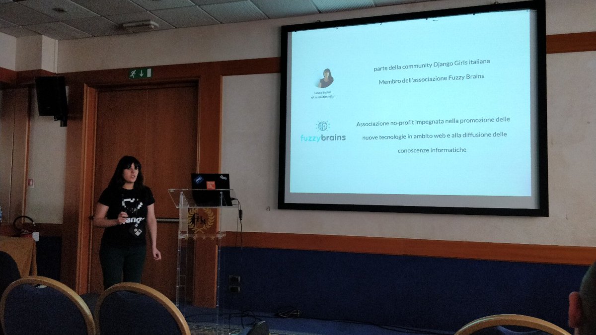 FuzzyBrainsIT's tweet photo. La 'nostra' @LauraCelesteBar sta raccontando la sua esperienza con #djangogirls, come partecipante, organizzatrice e coach #pycommunity #PyConNove #pycon9 https://t.co/zeFOZSWu45