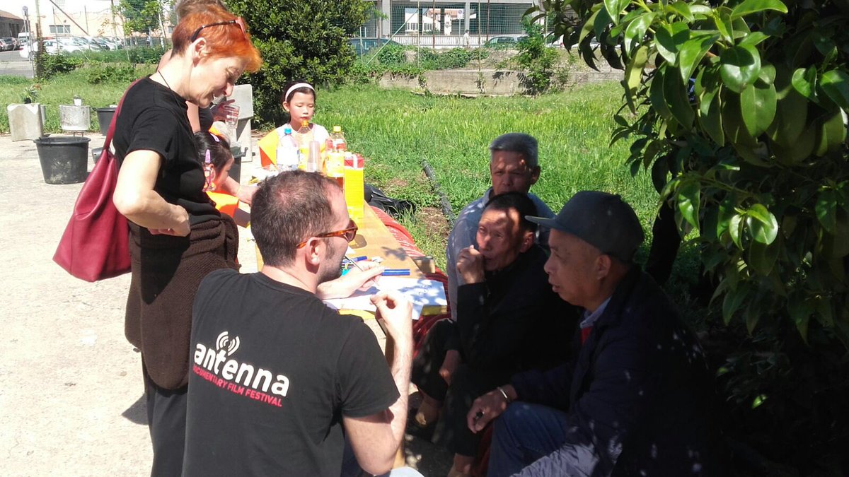 sociolab_tweet's tweet photo. Al cantiere #PopHouseGarden di #Zenzero si dipingono panchine, si scrive la carta dei diritti del giardino e ci si conosce. Succede a #Prato nel cuore del #MacrolottoZero https://t.co/UuWy9ZtrDM