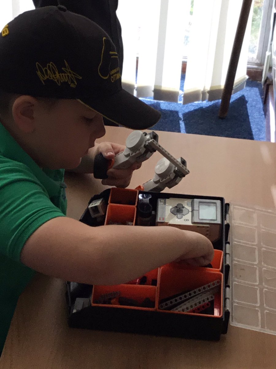 cbc_libraries's tweet photo. Scout robots are under construction at #Dunstablelibrary can't wait to see them in action later! There are 9 more sessions of Robotics Club you can join in with contact the library for details #lovelibraries #robotics #Lego #SaturdayMorning #SaturdayMotivation https://t.co/DyDRl7Mqc9