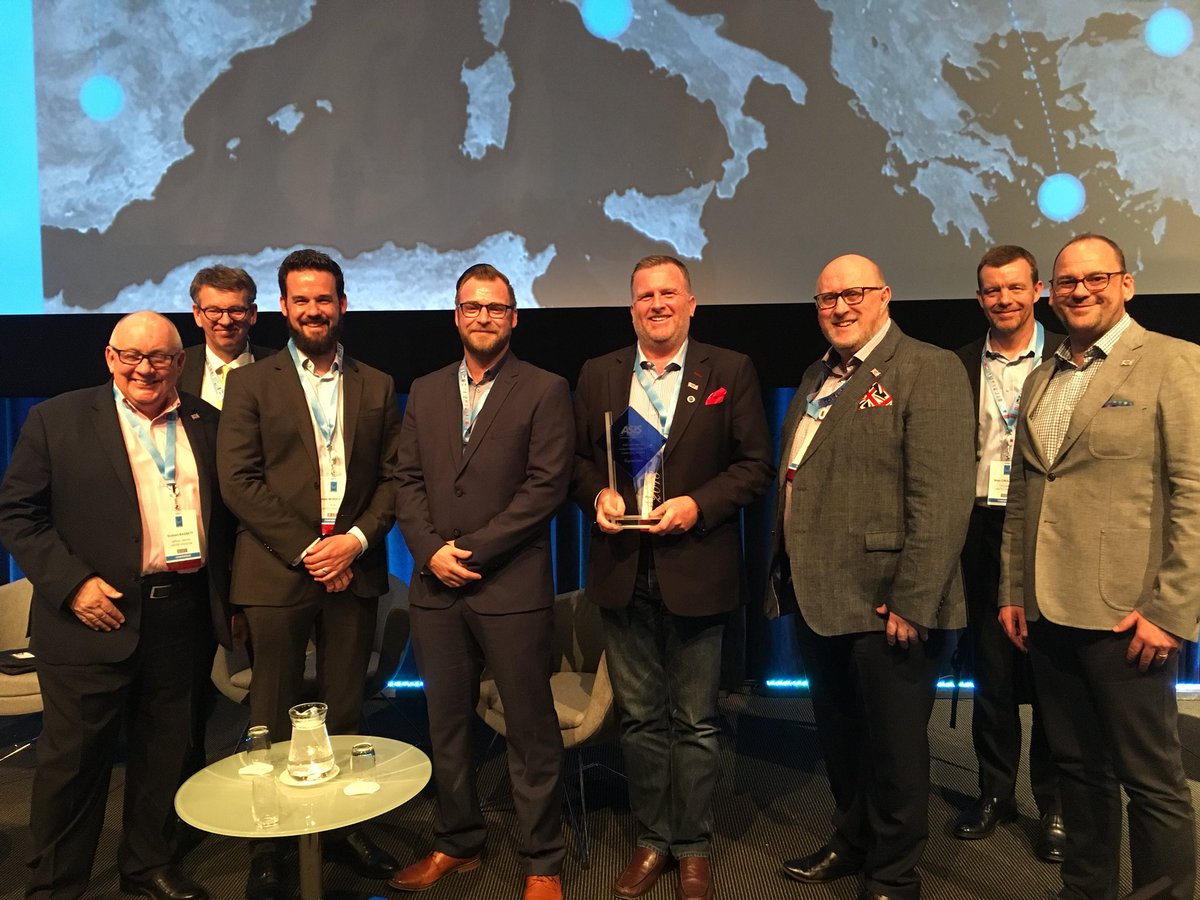 ASIS_UK's tweet photo. Just a few of the 75 UK members who attended #asiseu with the award marking our 25th anniversary. #MyASIS @PerpResearch @ASISUK_YPs @Clarkathon @_MikeHurst @RASsecurityUK https://t.co/ueoLZAEFzN