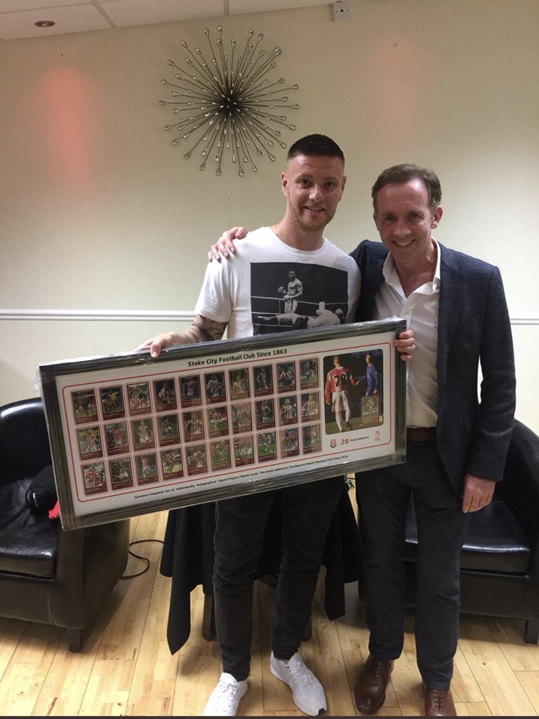 So last night Sean and Lisa bid £2000 for my signed collection of cards from my testimonial then their friend Jeff added another £1000 for it to go to my total for @DonnaLouiseUK , can’t thank you enough #heroes 🙌🏼