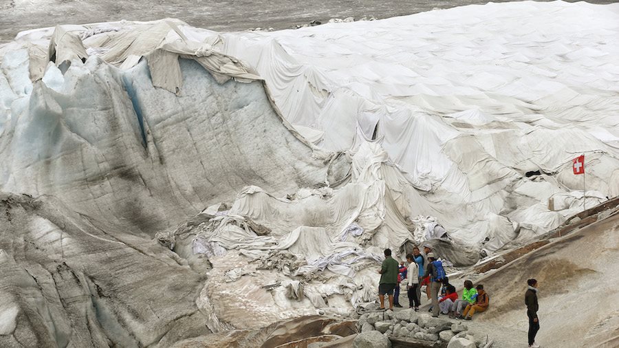 lugaresdenieve's tweet photo. Los suizos cubren el glaciar del Ródano con una sábana gigante para que el calor no lo derrita https://t.co/4guUFXhD6w https://t.co/Jpj2cV5zyK