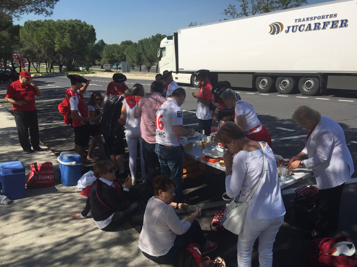 AupaBOAsso's tweet photo. Apres 7h de bus, petite pause pour manger 😉 les supporters sont très en forme 😬 À dans quelques heures @BOPBweb ! Aupa BO 🔴⚪️ #SupporterReporter #AupaBO #TousEnsemble https://t.co/dOBijSkDeM
