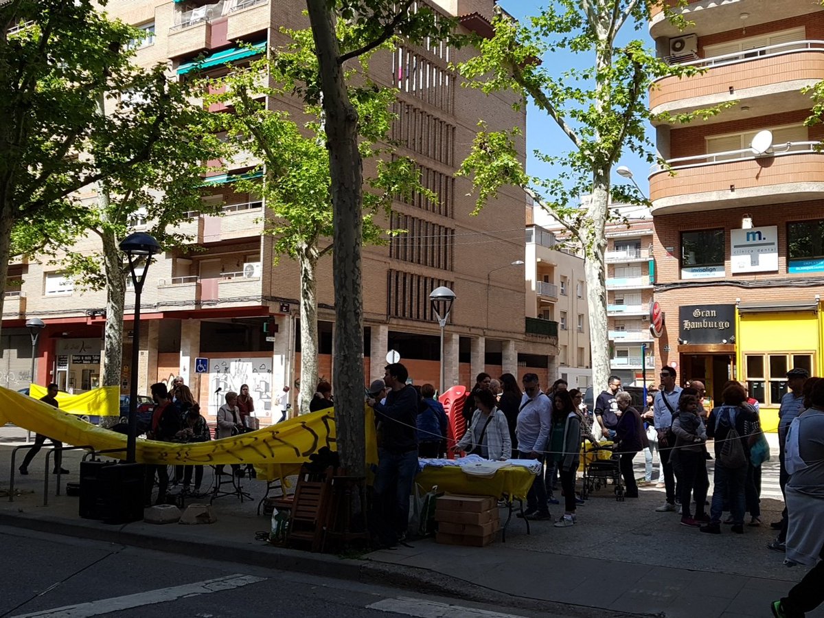 RubnGavil's tweet photo. constància, resistència, lluita, assemblearisme, alegria, solidaritat i molt amor. Això són els cdr! @CDRsLleida https://t.co/b4QTmkyrIM