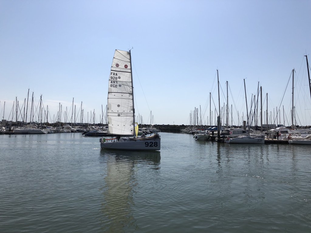 Les pontons sont vides. Dernier bateau à sortir le 928 sur cette édition de la #select650. Départ dans 45 min. @ClasseMini