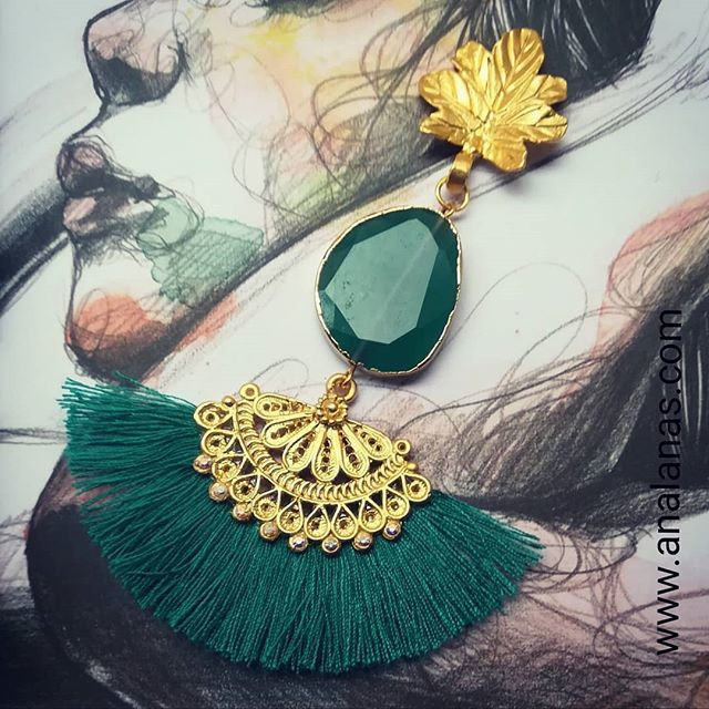 ana_lanas's tweet photo. Pendientes de abanicos para el último día de #feriadeabril
#artesania #hechoamano #hechoamanoconamor #pendientes #dorado #teal #abanico #flecos #flecostyle #flamencas #flamenca2018 #flamencafashion #feria #romerias #elrocio #modaflamenca #modaflamenca20… https://t.co/px1lKur3uR https://t.co/7fMeIDyWDX