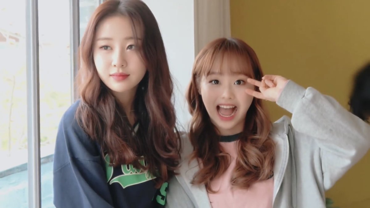 loonalog's tweet photo. girlfriends💗 https://t.co/RreUEqZznM
