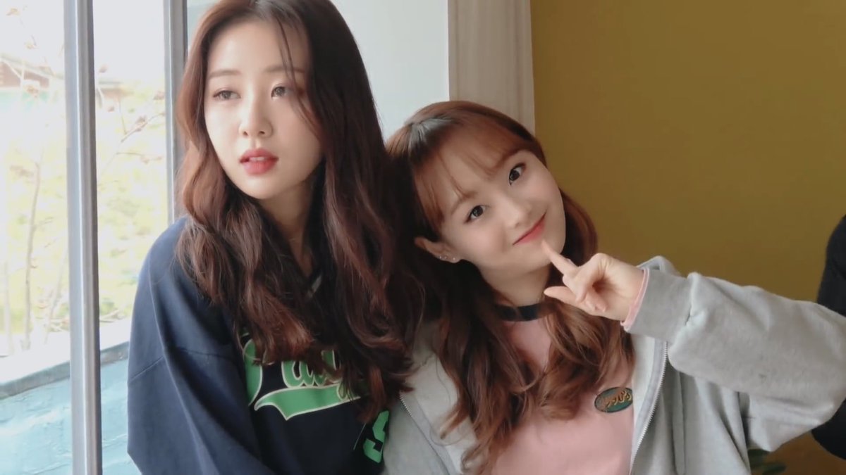 loonalog's tweet photo. girlfriends💗 https://t.co/RreUEqZznM