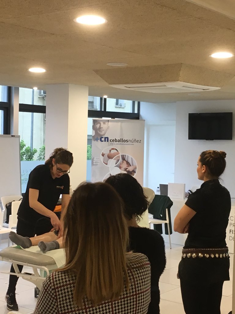 ceballosnunezsl's tweet photo. Manos a la obra con los equipos! 
@saraindiba ,responsable del Dpt de formación de @INDIBAactiv resolverá las dudas de los asistentes en los tratamientos con #indiba 😉 https://t.co/Mu0xqHLXoC